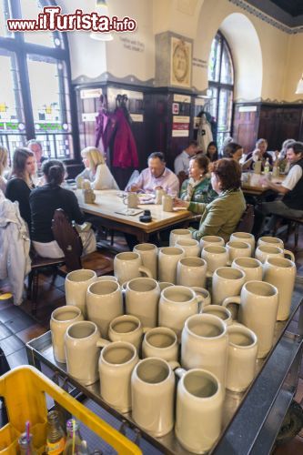 Immagine Visitatori seduti ai tavoli di una delle 4 sale della birreria Augustiner di Salisbugo - © Anibal Trejo / Shutterstock.com