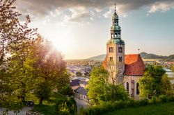 La chiesa dei monaci Agostiniani di Mülln, dove il birrificio venne fondato nel 1621. Si trova a ridosso della collina verde del Monchberg di Salisburgo - © mRGB / Shutterstock.com ...