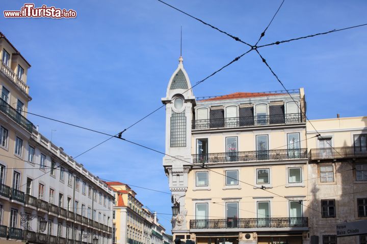 Immagine Edifici caratteristici nel quartiere di Chiado a Lisbona- © 195965234 / Shutterstock.com