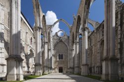 Le rovine dell'Igreja do Carmo la chiesa distrutta dal terremoto del 1755, si trova nel quartiere Chiado a Lisbona