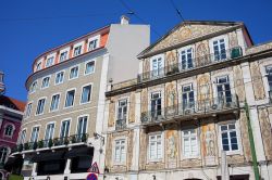 Antico e moderno si contrappongono lungo le vie del quartiere Chiado a Lisbona - © 195965264 / Shutterstock.com