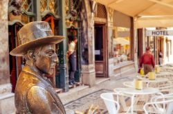La statua di Fernando Pessoa all'esterno dello storico caffè di A Brasileira a Lisbona. Siamo nel cuore del quartiere Chiado - © nito / Shutterstock.com 