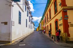 Una stradina del quartiere di Candelaria a Bogota - © Fotos593 / Shutterstock.com 