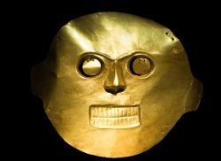 Una maschera d'oro precolombiana esposta al Museo del Oro di Bogotà