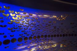 Una suggestiva raccolta di monili esposti in modo scenografico nel museo del Oro di Bogota, in Colombia - © posztos / Shutterstock.com 