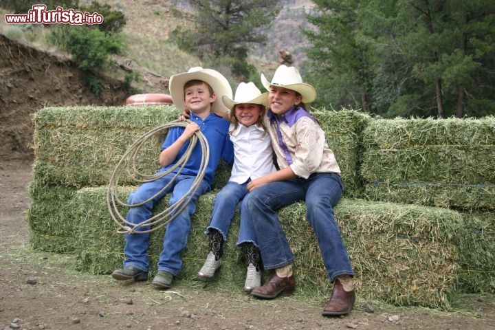 Nei ranch del Wyoming anche i bambini si divertono credendosi cowboys. Credit: Wyoming Travel & Tourism