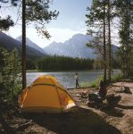 Un campeggio nella natura selvaggia del Wyoming. Credit: ...