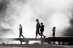 Sentiero tra le fumarole di Yellowstone, il Parco ...