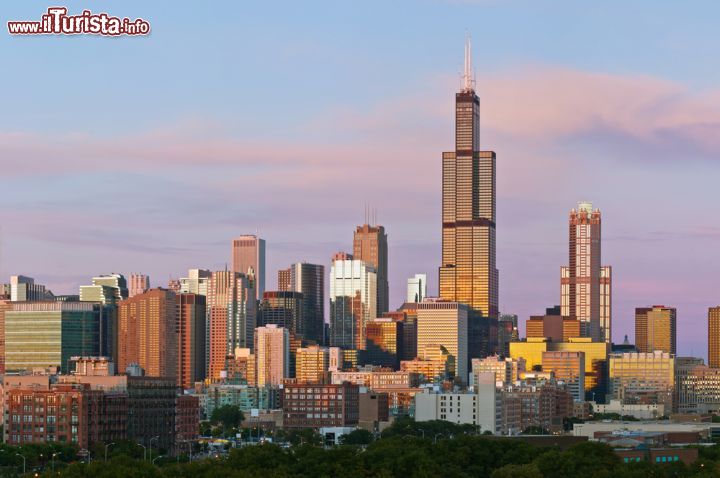 Immagine La Skyline di Chicago al tramonto: tra i grattacieli domina la Willis Tower, famosa per la sua piataforma d'osservazione Skydeck e i suoi balconi in vetro THe Ledge, adrenalina pura per i turisti