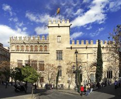 La facciata del palazzo gotico di Lonja de la ...
