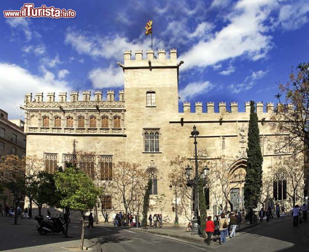 Immagine La facciata del palazzo gotico di Lonja de la seda, l'antico mercato della seta di Valencia in Spagna