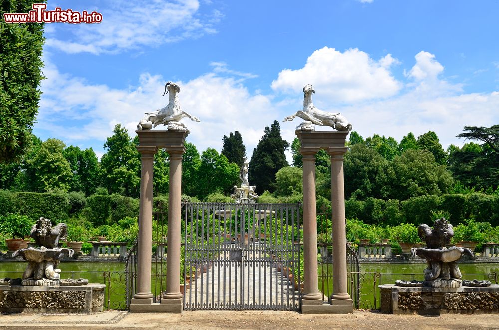 Immagine Ingresso ai giardino di Boboli a Firenze, Italia. All'area verde si può accedere tramite 4 ingressi: il portone centrale di Palazzo Pitti, Porta Romana, Forte Belvedere e Via Romana.