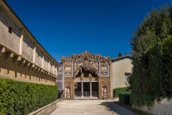 Esterno della Grotta del Buontalenti nei giardini Boboli, Firenze, Italia. Un ampio ingresso fra due colonne sormontate da architrave accoglie i visitatori in quest'opera capolavoro dell'architettura ...