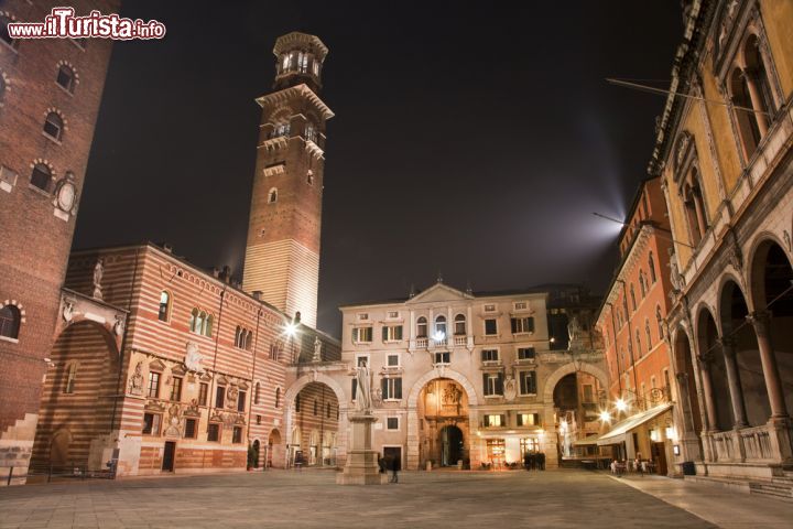 Immagine Piazza dei Signori è dominata dalla Torre dei Lamberti. Siamo a Verona