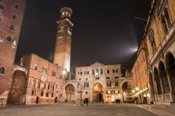 Piazza dei Signori è dominata dalla Torre dei Lamberti. Siamo a Verona