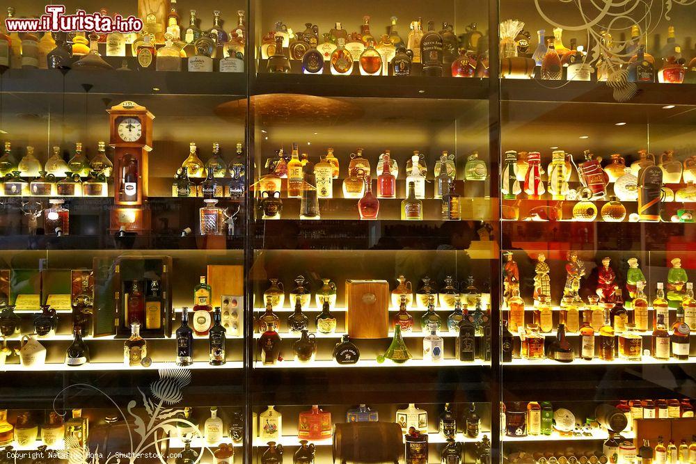 Immagine Un particolare della collezione di Whisky vicino al Castello di Edimburgo- © Nataliya Hora / Shutterstock.com