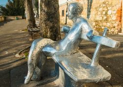La statua al poeta Antun Gustav Matos, nella citta alta di Zagabria in Croazia. - © iascic / Shutterstock.com