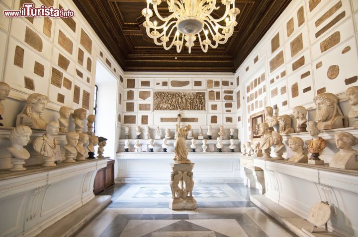 Immagine Inside one of the rooms of the Capitoline Museums in Rome, Italy The museum was opened to the public at the wish of Pope Clement XII in 1734.
 - © Chanclos / Shutterstock.com