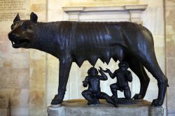 La Lupa Capitolina, una statua in bronzo etrusca ...