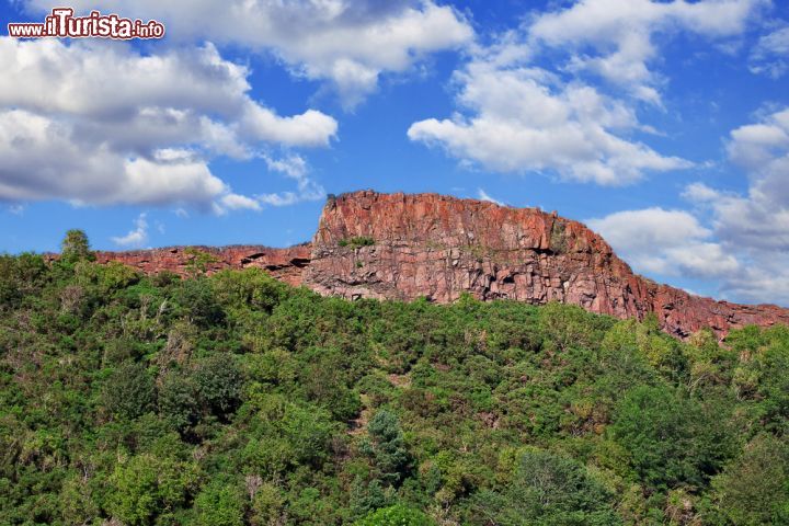 Immagine Una spettacolare roccia rossa nel parco di Holyrood park a Edimburgo