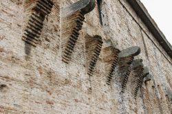 Particolare delle mura della Rocca Malatestiana a Rimini