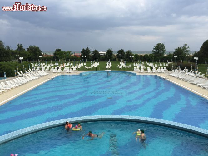 Immagine La grande piscina scoperta delle Terme di Bibione, ideale per il relax nelle calde giorante estive