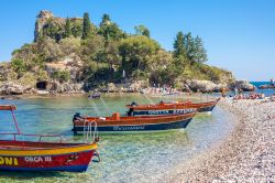 Turisti e barche nei pressi dell'Isolabella di Taormina - © andras_csontos / Shutterstock.com