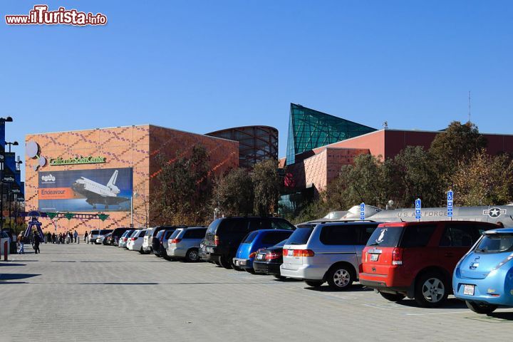 Immagine Il parcheggio e il panorama degli edifici del California Science Center di Los Angeles - ©  King of Hearts - CC-BY-SA-3.0, - Wikipedia