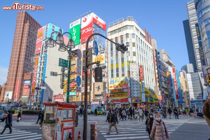 Immagine Le colorate strade del moderno quartiere di Shinjuku in centro a Tokyo - © TungCheung / Shutterstock.com