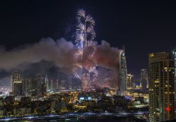 Capodanno a Dubai: la torre Burj Khalifa avvolta dai fuochi d'artificio - © Naufal MQ / Shutterstock.com