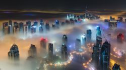 Il panorama invernale di Dubai avvolta dalla nebbia fotografato dalla torre Burj Khalifa
