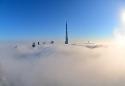 La nebbia avvolge Dubai a gennaio ma la torre Burj Khalifa buca lo strato di umidità- © Naufal MQ / Shutterstock.com