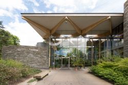 John Hope Gateway entrance e centro visitatori del Royal Botanic Garden di Edimburgo  - © kay roxby / Shutterstock.com 