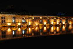 Fotografia notturna del Barrage Vauban a Strasburgo