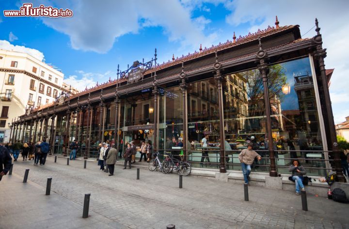 Immagine La facciata esterna del Mercado de San Miguel in centro a Madrid - ©  Pixachi / Shutterstock.com