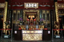 Un dettaglio dei ricchi interni del tempio di Thian Hock Keng a Singapore