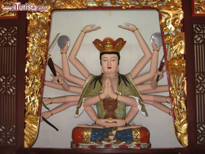 Immagine Raffigurazione di una divinità all'interno del tempio di  Thian Hock Keng a Singapore