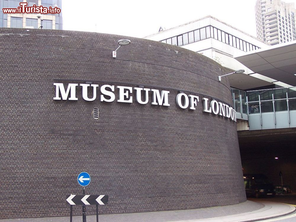 Immagine Insegna del Museo di Londra: l'edificio si trova a London Wall, nel cuore della Londra ai tempi dei romani - © Chris Nyborg - CC BY-SA 3.0, Wikipedia