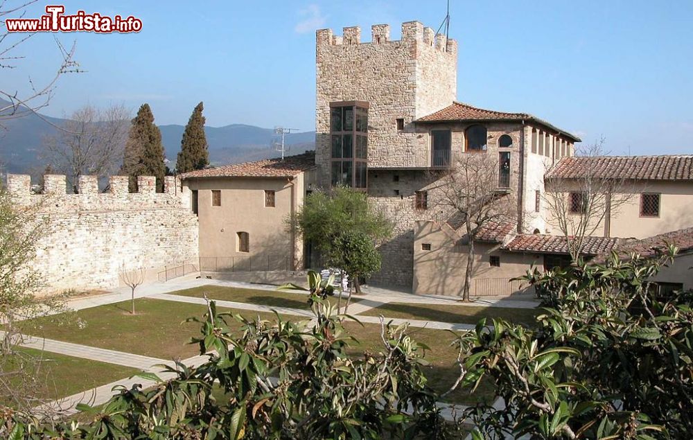 Immagine Il giardino del Castello di Calenzano che ospita il Museo dei Soldatini - © www.museofigurinostorico.it
