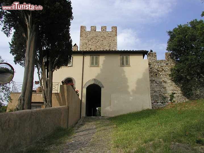 Immagine L'ingresso al Castello di Calenzano che ospita il Museo dei soldatini - © www.museofigurinostorico.it
