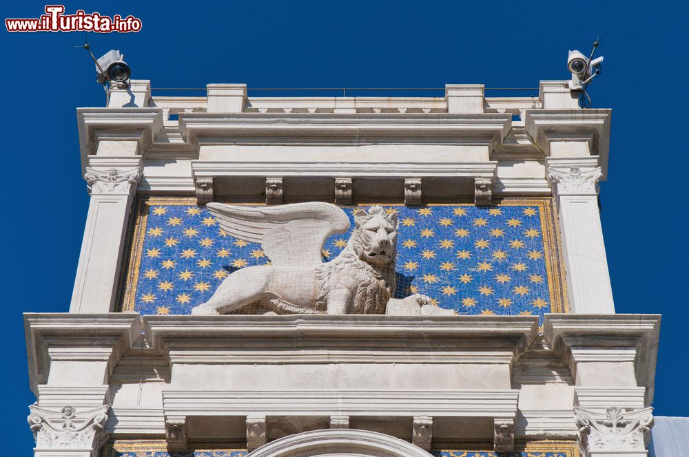 Immagine Dettaglio del Leone di San Marco in cima alla torre dell'Orologio a Venezia