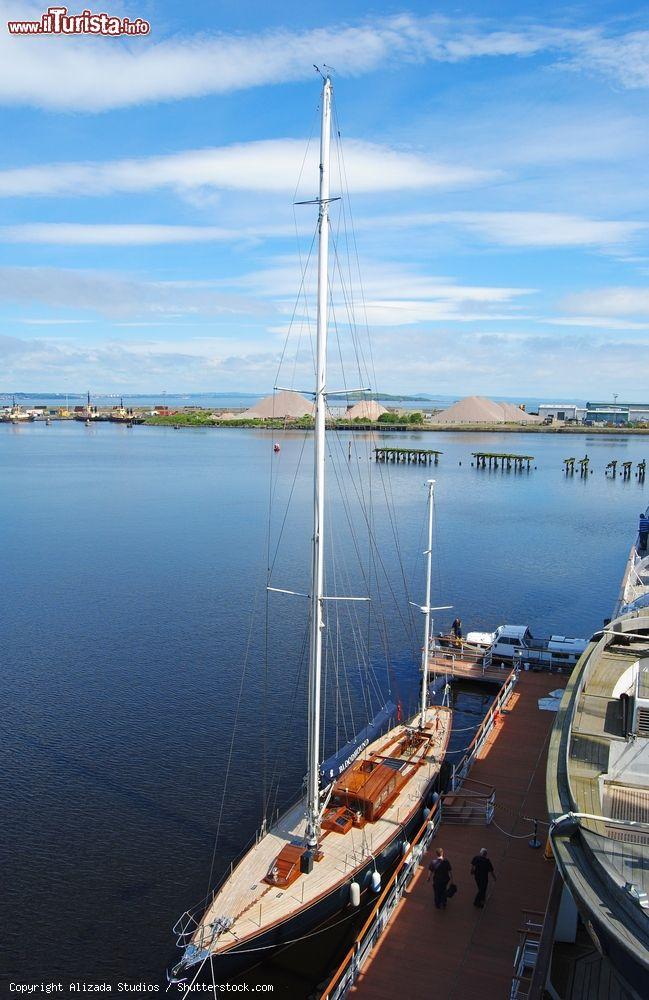 Immagine Il Bloodhound, uno yacht da competizione che era di proprietà della regina e che adesso è ormeggiato  a fianco del Royal Yacht Britannia a Edimburgo. - © Alizada Studios / Shutterstock.com