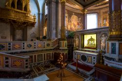 Il particolare di un altare della chiesa di San Pietro in Vincoli e le reliquie del Santo apostolo - © Phant / Shutterstock.com