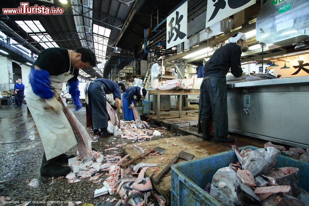 Immagine La pulizia del pesce al mercato di Tsukiji di Tokyo, Giappone - © Kosin Chaimut / Shutterstock.com