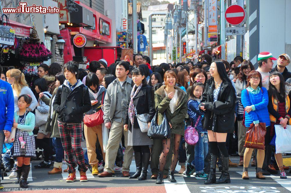 Immagine Folla lungo la via della moda di Tokyo, la celebre Takeshita Dori del quartiere di Harajuku  - © Perati Komson / Shutterstock.com