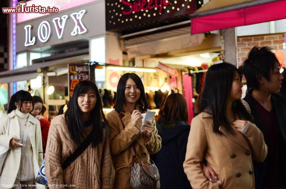 Immagine Ragazze giapponesi a passeggio sulla Takeshita street nel quartiere di Harajuku. - © Sira Anamwong / Shutterstock.com