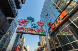L'insegna in modalità invernale di Takashita Dori la via dello shopping nel centro di Tokyo - © MADSOLAR / Shutterstock.com