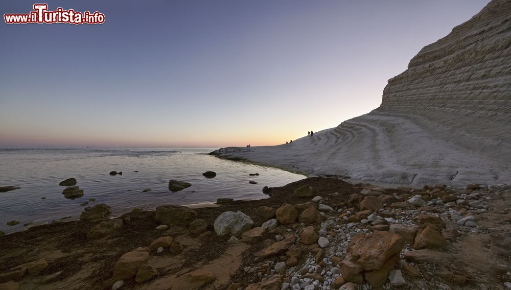 Immagine L'atmosfera magica di Scala dei Turchi in provincia di Agrigento dopo al tramonto, quando il crepuscolo lascia spazio alle notte e le stelle del cielo siciliano