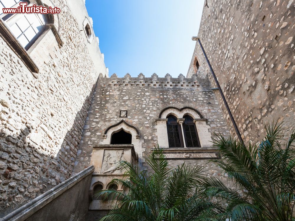 Immagine Coorte interna del Palazzo Corvaja a Taormina una delle tesimonianze medievali della città