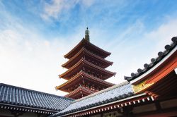 La pagoda a 5 piani del tempio Senso-ji di Tokyo